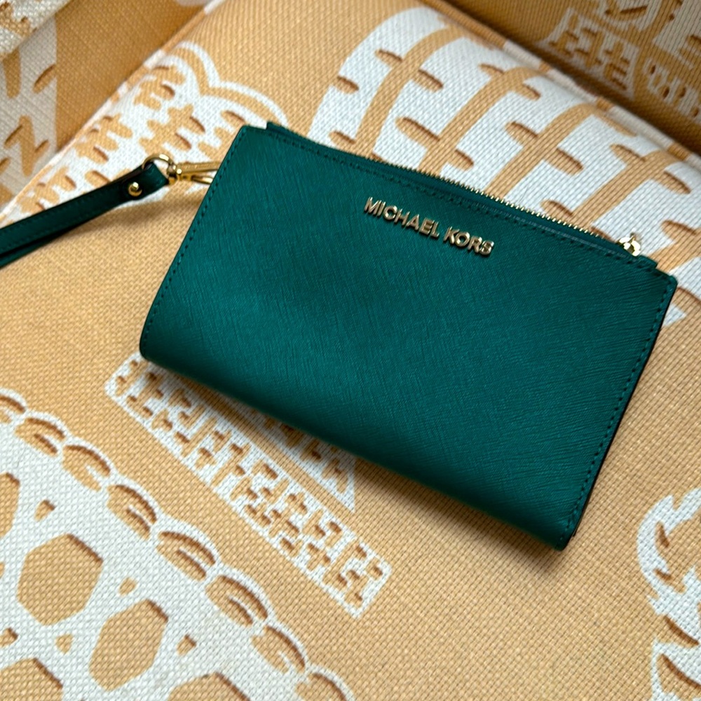 Michael Kors Jet Set wristlet